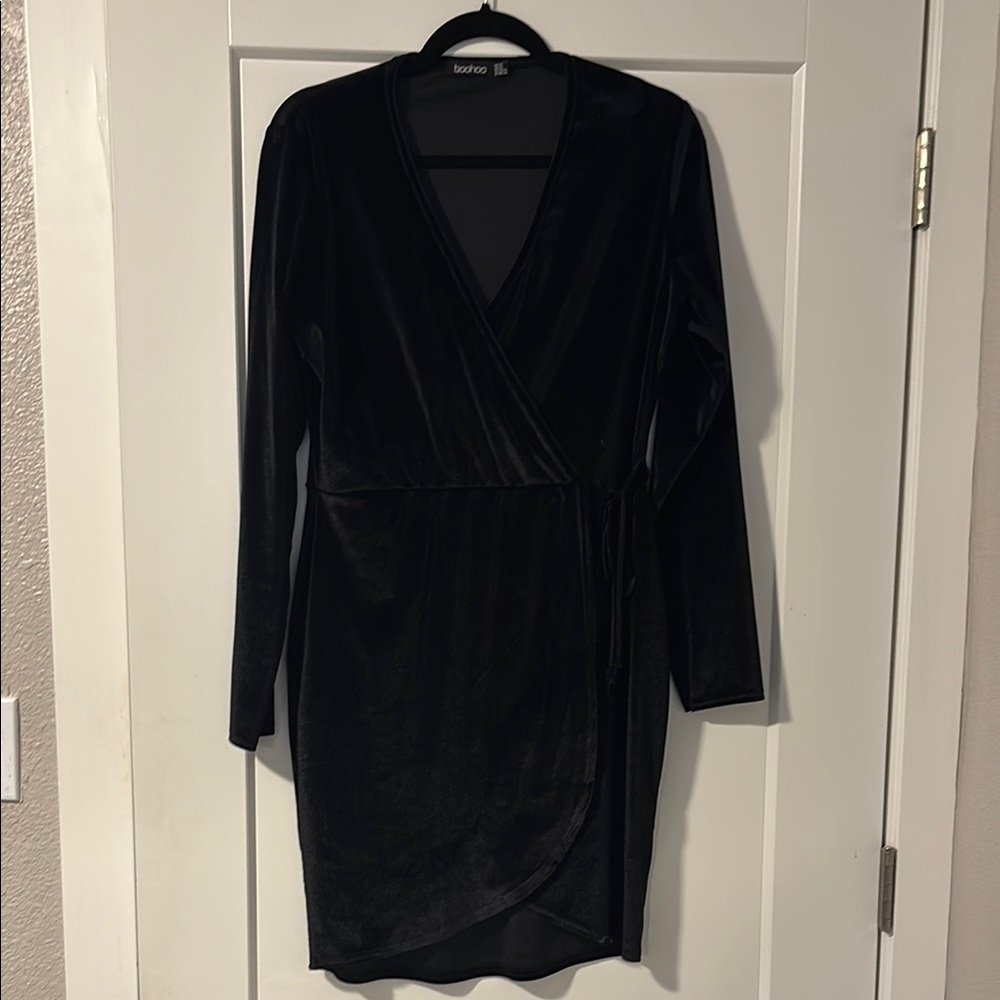 Boohoo Black Long Sleeve V-Neck Velvet Wrap Dress
